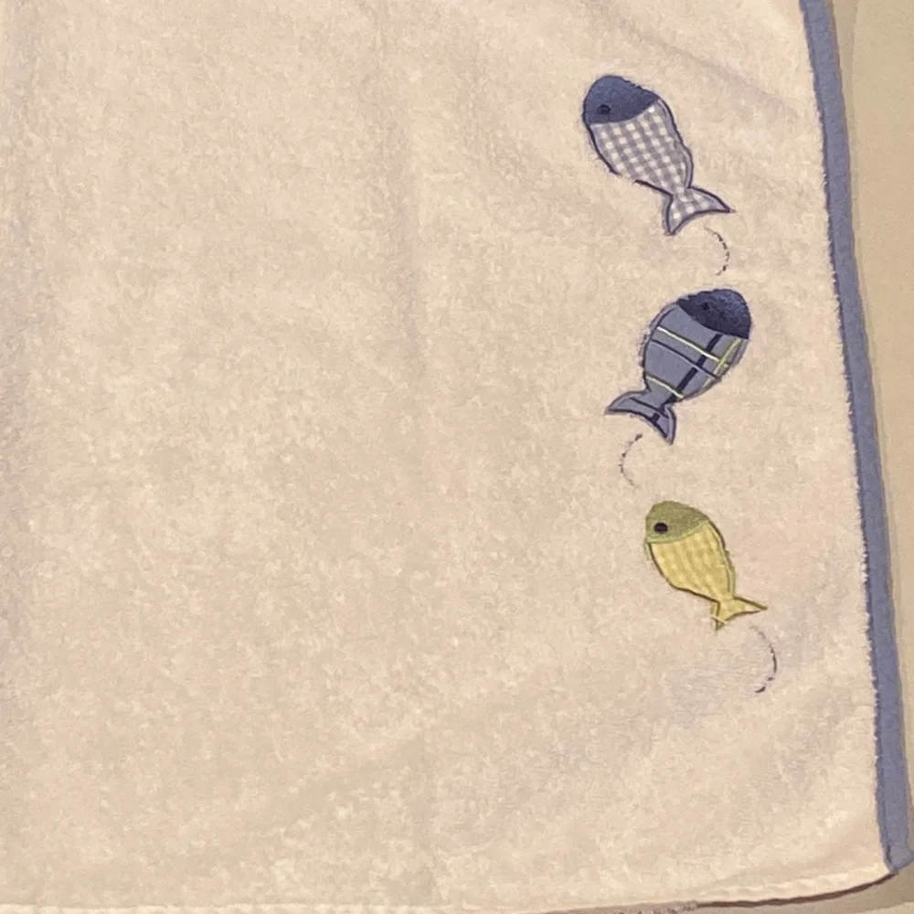EUC Fascinate by Ozer Fishes Embroidered Towel 18 x 28 100% Cotton